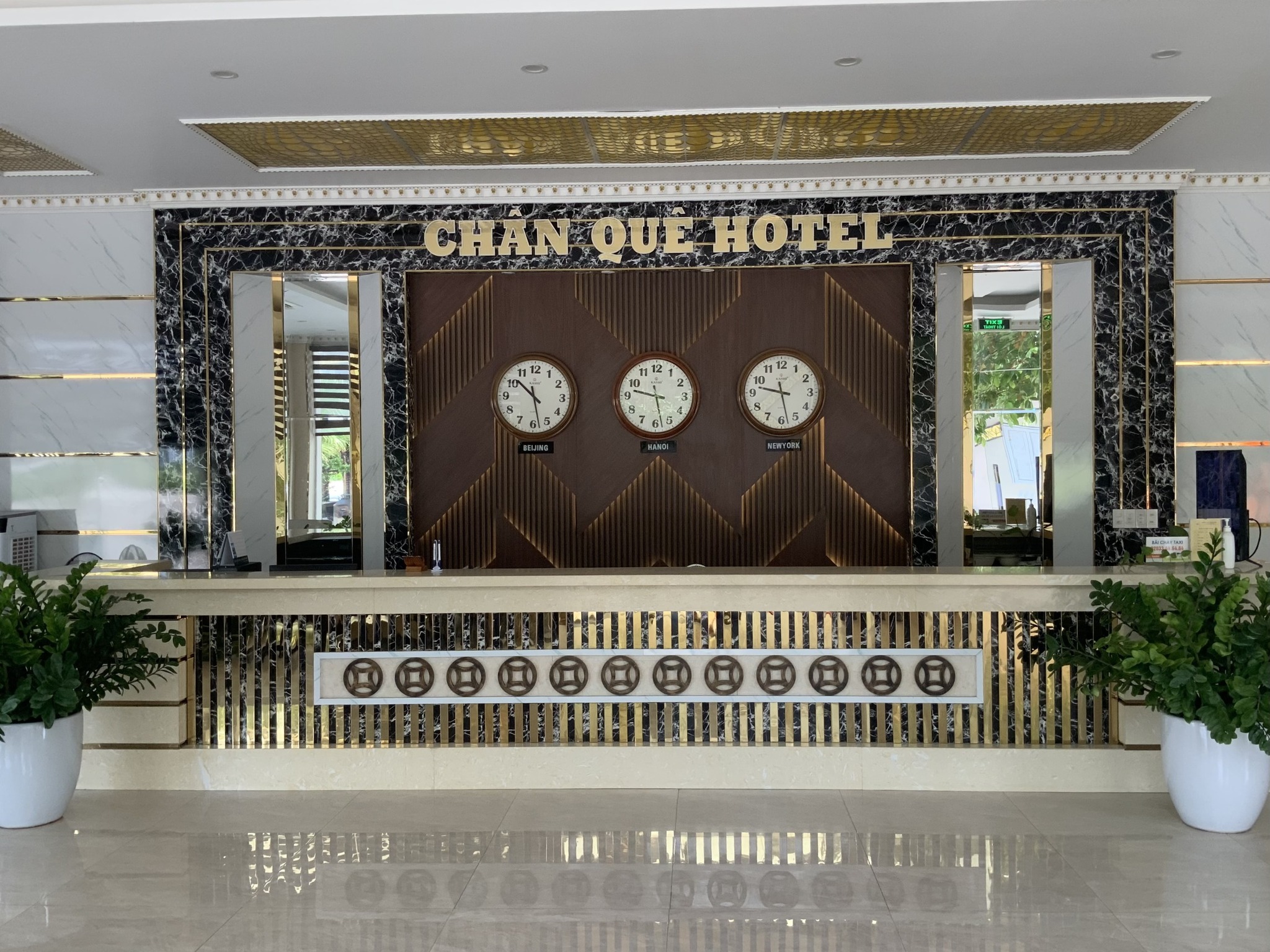 Khách sạn Chân Quê